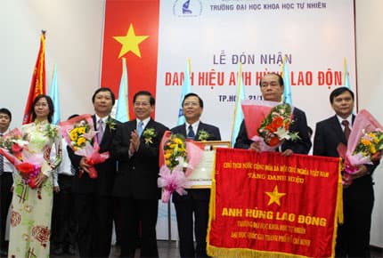 Trường Đại học Khoa học Tự nhiên TP Hồ Chí Minh đón nhận danh hiệu Anh hùng Lao động