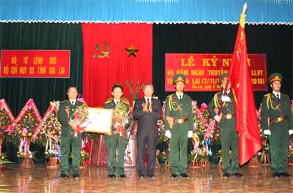 Đón nhận Huân chương Bảo vệ Tổ quốc hạng Ba