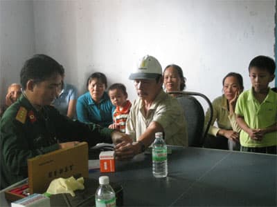 Chiến sĩ áo trắng bận rộn sau lũ