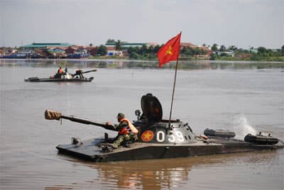 “Voi thép” mùa nước nổi