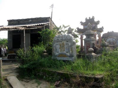 Làng của người sống... tranh đất người chết