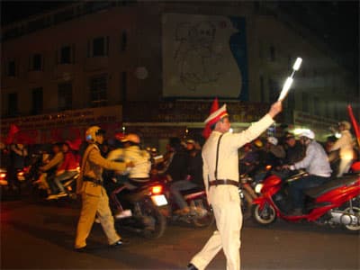 Xuống đường ngăn "bão đêm"