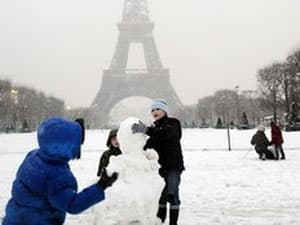 Tháp Eiffel của Pháp phải đóng cửa vì bão tuyết