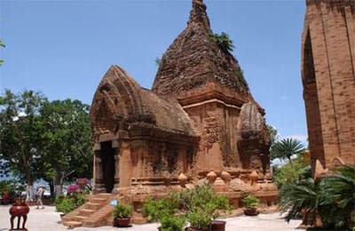 Tháp Bà Ponaga Nha Trang đón gần 10.000 lượt khách đến vui Xuân