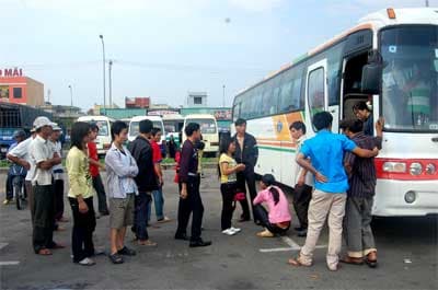 Giữ 2 ô tô "nhồi nhét" khách