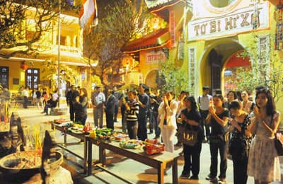 Hôm nay, chính rằm tháng Giêng: Cầu an, cầu phúc đầu năm