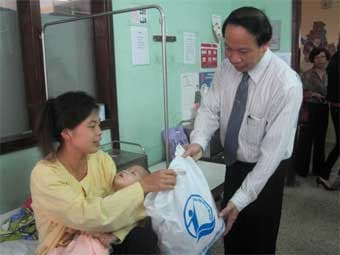 Nhiều tổ chức thăm, tặng quà Tết cho trẻ em, người nghèo