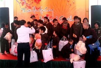 Bộ trưởng Bộ LĐTBXH thăm, tặng quà Tết cho trẻ em mồ côi, lang thang tại chùa Bồ Đề