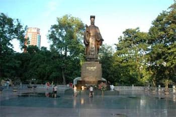 Dâng hương tại tượng đài vua Lý Thái Tổ trong đêm Giao thừa