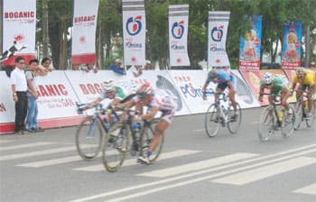 Đỗ Tuấn Anh lại thắng chặng, áp sát áo vàng Bùi Minh Thụy