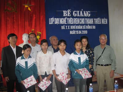 Bế giảng lớp dạy nghề thêu ren cho trẻ em có hoàn cảnh khó khăn