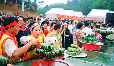 Hội thi gói, nấu bánh chưng và giã bánh dầy năm 2010
