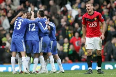 Chiến thắng M.U, Chelsea hướng đến ngôi vô địch