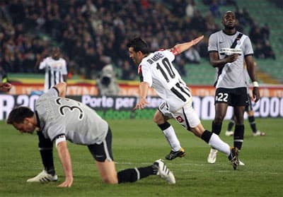 Juventus lại thua bẽ bàng, Milan thắng may mắn