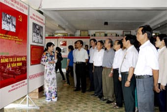 Triển lãm ảnh “Đảng ta là đạo đức, là văn minh”