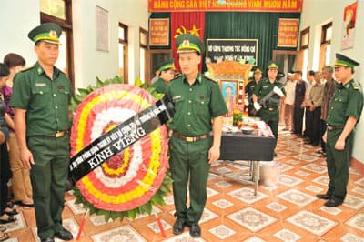 Lãnh đạo BĐBP viếng và chia buồn cùng gia đình liệt sĩ-đại úy Ngô Văn Vinh
