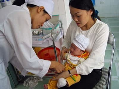 Từ 1-6: Tiêm miễn phí vắcxin “5 trong 1” cho trẻ nhỏ
