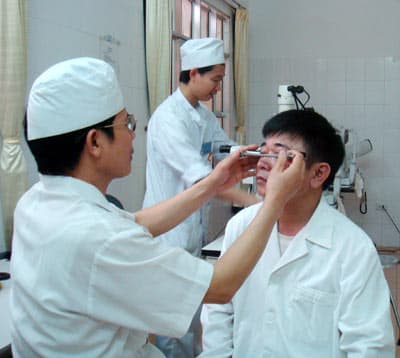 Phẫu thuật hạ áp hốc mắt điều trị bệnh mắt Basedow