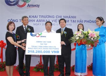 Tặng gần 320 triệu đồng cho Trung tâm Chỉnh hình và Phục hồi Chức năng Kiến An (Hải Phòng)