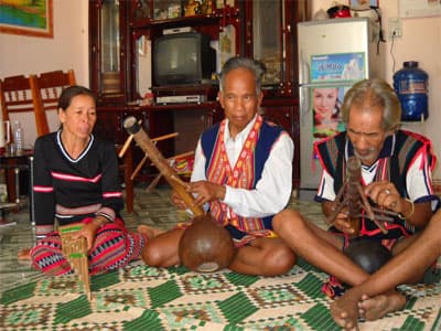 Mở lớp truyền dạy văn hóa dân gian