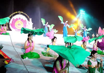 Rước ảnh Bác Hồ qua các thời kỳ tại Lễ hội Làng Sen 2010