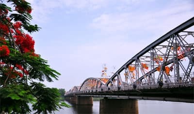 Cầu Trường Tiền nối nhịp thời gian