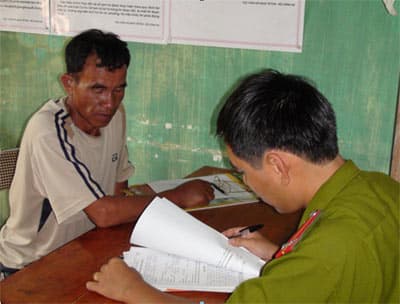 Giết cháu ruột rồi dùng dao chống lại công an