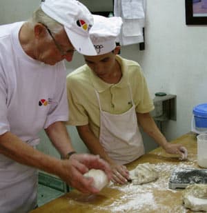 Chuyên gia Đức đào tạo trẻ em câm điếc làm bánh mỳ