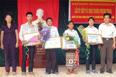 Tiết kiệm giúp học sinh nghèo