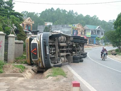 Lật xe côngtenơ