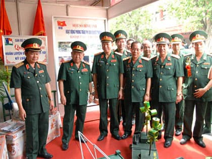 Trăm hoa tụ hội