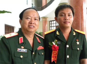 Hai cha con cùng dự đại hội