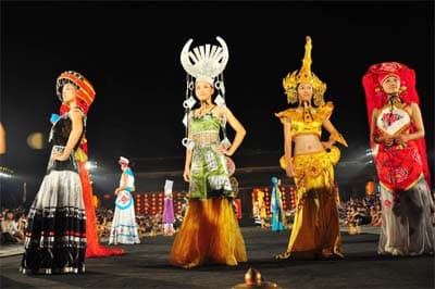 Hơn 100 người mẫu trình diễn trong lễ hội áo dài “Vọng thiên niên”