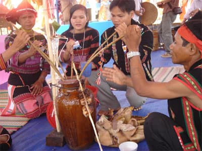 Vật dụng của đồng bào Tây Nguyên đang bị săn lùng