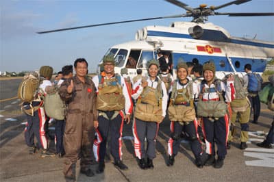 Bố, mẹ và con gái cùng... nhảy dù