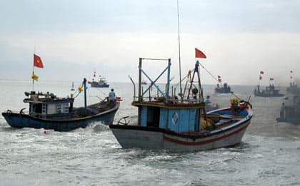 Khẩn trương cứu tàu và ngư dân bị nạn