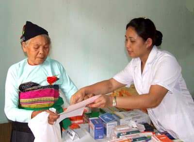 Tặng quà Bà mẹ Việt Nam anh hùng và khám, chữa bệnh các đối tượng chính sách ở Thanh Hóa