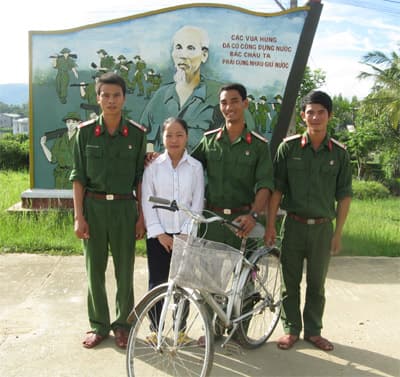 Bộ đội Đơn vị B68 cứu dân giữa dòng nước xiết
