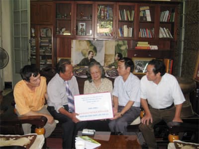 Tặng Đại tướng 100 bài thơ
