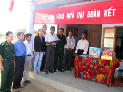 Bàn giao nhà đại đoàn kết tại huyện Ninh Hòa và huyện Vạn Ninh