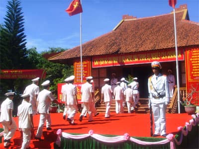 Báo công dâng Bác