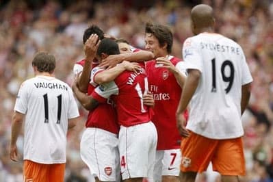 Walcott tỏa sáng, Arsenal dằn mặt Blackpool