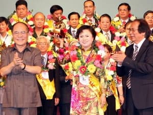 Trao Cúp vàng cho 42 lãnh đạo doanh nghiệp xuất sắc năm 2010