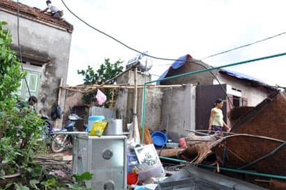 Lốc xoáy giật tung hơn 100 mái nhà ở Hà Nội