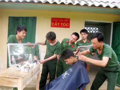Những người giúp bộ đội... đẹp hơn!