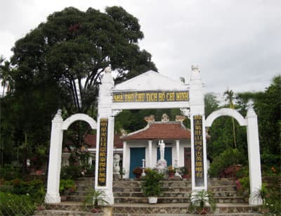 Nhà tưởng niệm giữa lòng dân