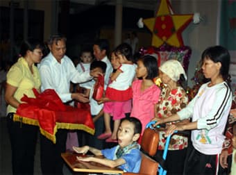 Tặng gần 4.000 phần quà cho trẻ em có hoàn cảnh khó khăn Tết Trung thu