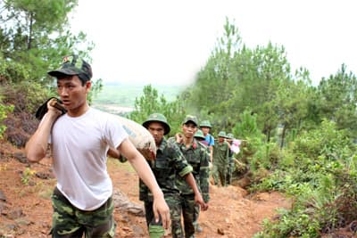 Vượt dốc, mang “hàng” lên núi