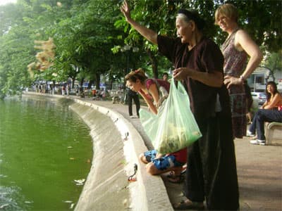 “Cô Tấm” bên Hồ Gươm