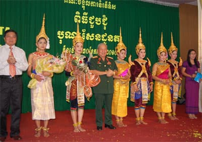 Gặp mặt các chức sắc tôn giáo nhân lễ Sen Đôn Ta